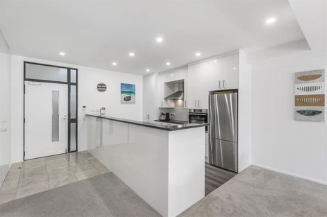 Photo of property in 2/2a Frieston Road, Milford, Auckland, 0620