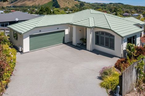 Photo of property in 56 Kakariki Grove, Waikanae, 5036