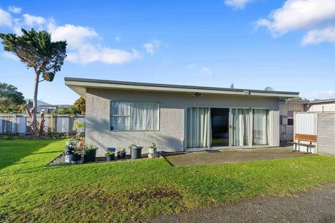 Photo of property in 16 Eruini Street, Waikanae Beach, Waikanae, 5036