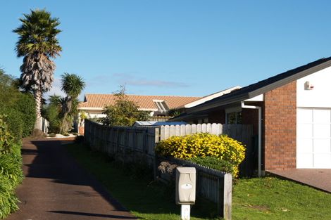 Photo of property in 8 Simon Owen Place, Golflands, Auckland, 2013