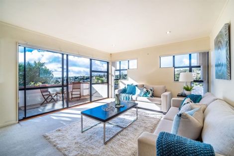 Photo of property in 2/41 Greenvalley Rise, Glenfield, Auckland, 0629