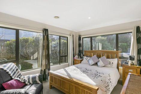 Photo of property in 5 Dress Circle, Newlands, Wellington, 6037