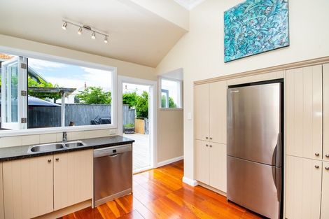 Photo of property in 18 Cobden Road, Bluff Hill, Napier, 4110