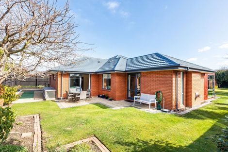 Photo of property in 8 Gwen Place, Redwood, Christchurch, 8051