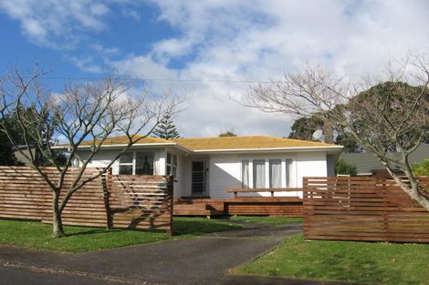 Photo of property in 1/2 Hughes Terrace, Te Atatu Peninsula, Auckland, 0610