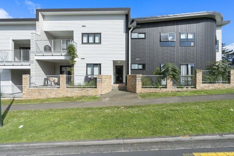 Photo of property in 2/132 Stancombe Road, Flat Bush, Auckland, 2016