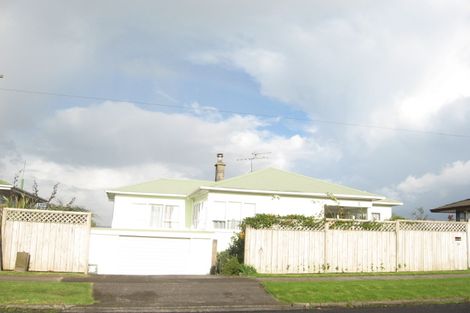 Photo of property in 2/33 Mellons Bay Road, Mellons Bay, Auckland, 2014