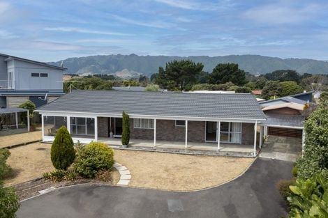 Photo of property in 23 Tobys Way, Waikanae Beach, Waikanae, 5036