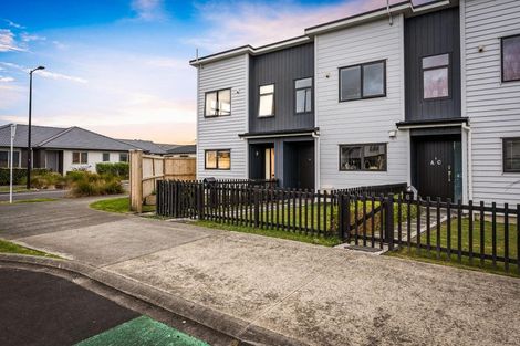 Photo of property in 2 Lumbarda Drive, Kumeu, 0810