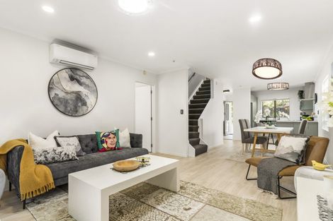 Photo of property in 27 Verdale Circle, Glen Eden, Auckland, 0602