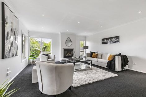 Photo of property in 6 Canonbie Place, East Tamaki Heights, Auckland, 2016