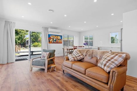 Photo of property in 43 Donnelly Street, Oakura, 4314