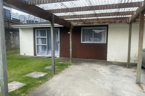 Photo of property in 2 Vera Road, Te Atatu South, Auckland, 0610