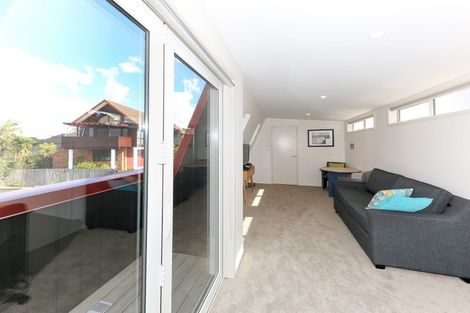 Photo of property in 2/19 Seaview Avenue, Northcote, Auckland, 0627