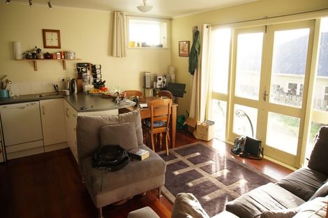 Photo of property in 8 Papawai Terrace, Mount Cook, Wellington, 6021