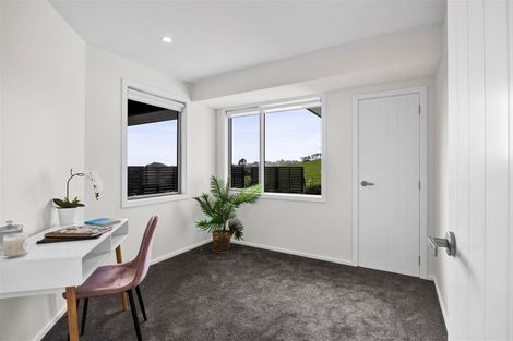 Photo of property in 4 Vardon Way, Waiwhakaiho, New Plymouth, 4312