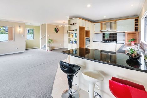 Photo of property in 2/890 East Coast Road, Northcross, Auckland, 0630