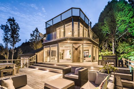 Photo of property in 412 Scenic Drive, Waiatarua, Auckland, 0612