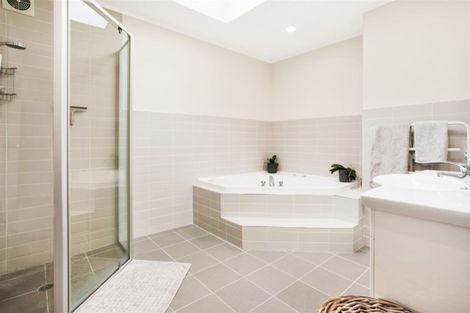 Photo of property in 16 The Close, Greenhithe, Auckland, 0632