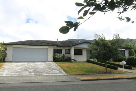 Photo of property in 2 Kingfisher Close, Brown Owl, Upper Hutt, 5018