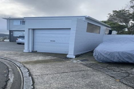 Photo of property in 18a Chetwode Grove, Newlands, Wellington, 6037