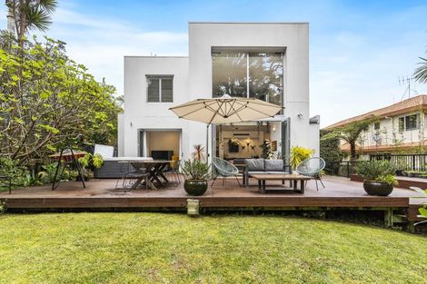 Photo of property in 11a Wernham Place, Northcote, Auckland, 0626