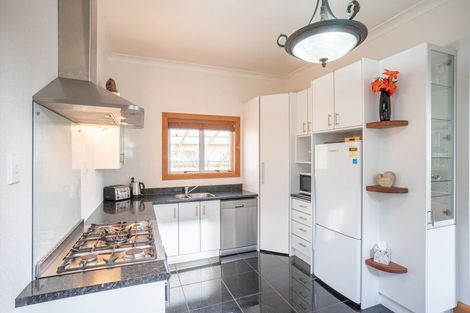 Photo of property in 18 Kingswood Street, Takaro, Palmerston North, 4412