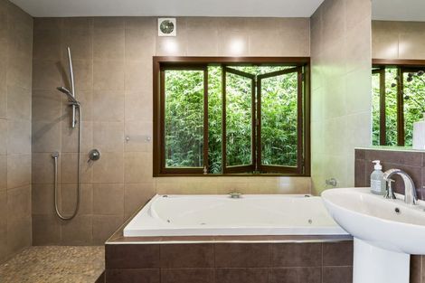 Photo of property in 11 City View Terrace, Birkenhead, Auckland, 0626