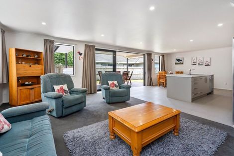 Photo of property in 12 Resolution Place, One Tree Point, 0118