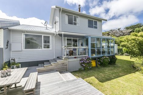 Photo of property in 23b Kingsbridge Place, Newlands, Wellington, 6037
