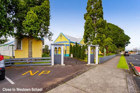 Photo of property in 10 Fairview Place, Westown, New Plymouth, 4310