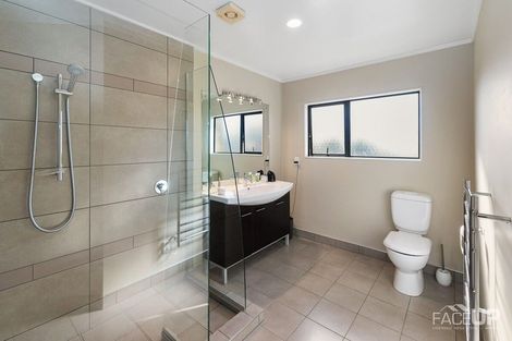 Photo of property in 18 Rosetti Rise, West Harbour, Auckland, 0618