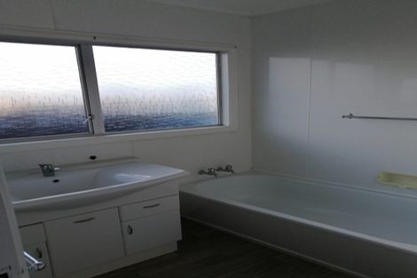 Photo of property in 5 Poharama Place, Marfell, New Plymouth, 4310