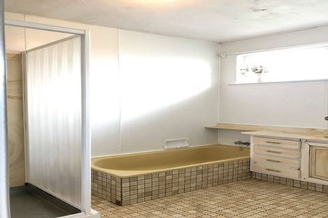 Photo of property in 42 Archibald Road, Kelston, Auckland, 0602