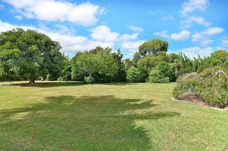 Photo of property in 15 Koraha Road, Kumeu, 0892