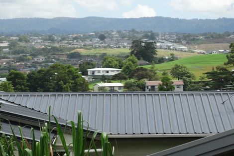 Photo of property in 4/23 Luckens Road, West Harbour, Auckland, 0618