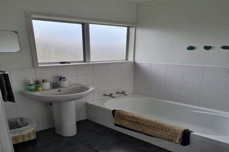 Photo of property in 4/23 Luckens Road, West Harbour, Auckland, 0618