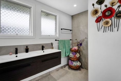 Photo of property in 47 Nevada Drive, Merrilands, New Plymouth, 4312