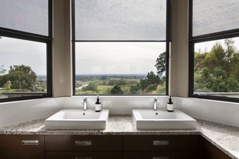 Photo of property in 70 Waicola Drive, Fitzherbert, Palmerston North, 4471