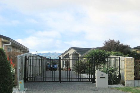 Photo of property in 15 Quadrant Heights, Paraparaumu, 5032