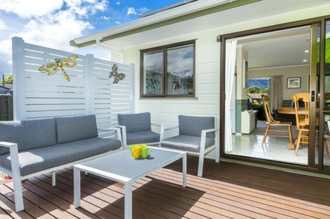 Photo of property in 42 Delaware Grove, Totara Park, Upper Hutt, 5018