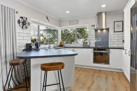 Photo of property in 2/130 Sandspit Road, Shelly Park, Auckland, 2014