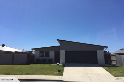 Photo of property in 33 Butterworth Crescent, Papamoa Beach, Papamoa, 3118