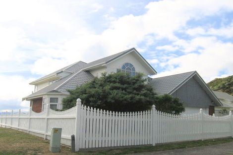 Photo of property in 16 Countess Close, Maupuia, Wellington, 6022