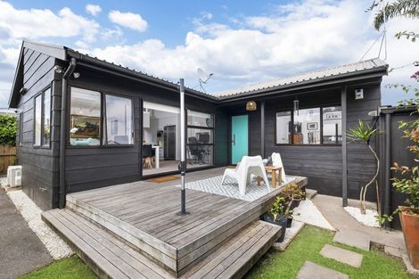 Photo of property in 2/78 Ngataringa Road, Devonport, Auckland, 0624