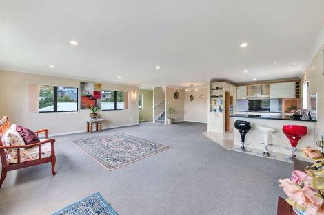 Photo of property in 2/890 East Coast Road, Northcross, Auckland, 0630