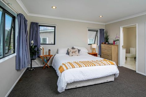 Photo of property in 12a Marsh Avenue, Forrest Hill, Auckland, 0620