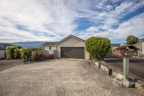 Photo of property in 31 Mcewen Crescent, Riverstone Terraces, Upper Hutt, 5018