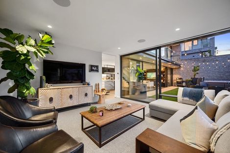 Photo of property in 222 Hurstmere Road, Takapuna, Auckland, 0622