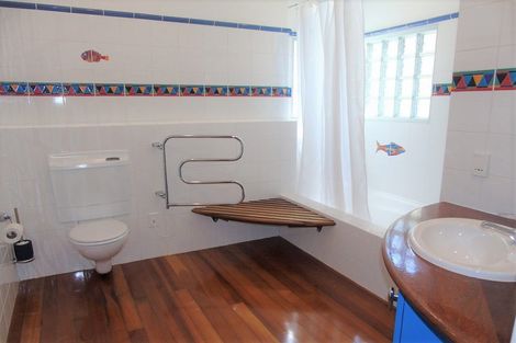 Photo of property in 13 Fortification Road, Karaka Bays, Wellington, 6022